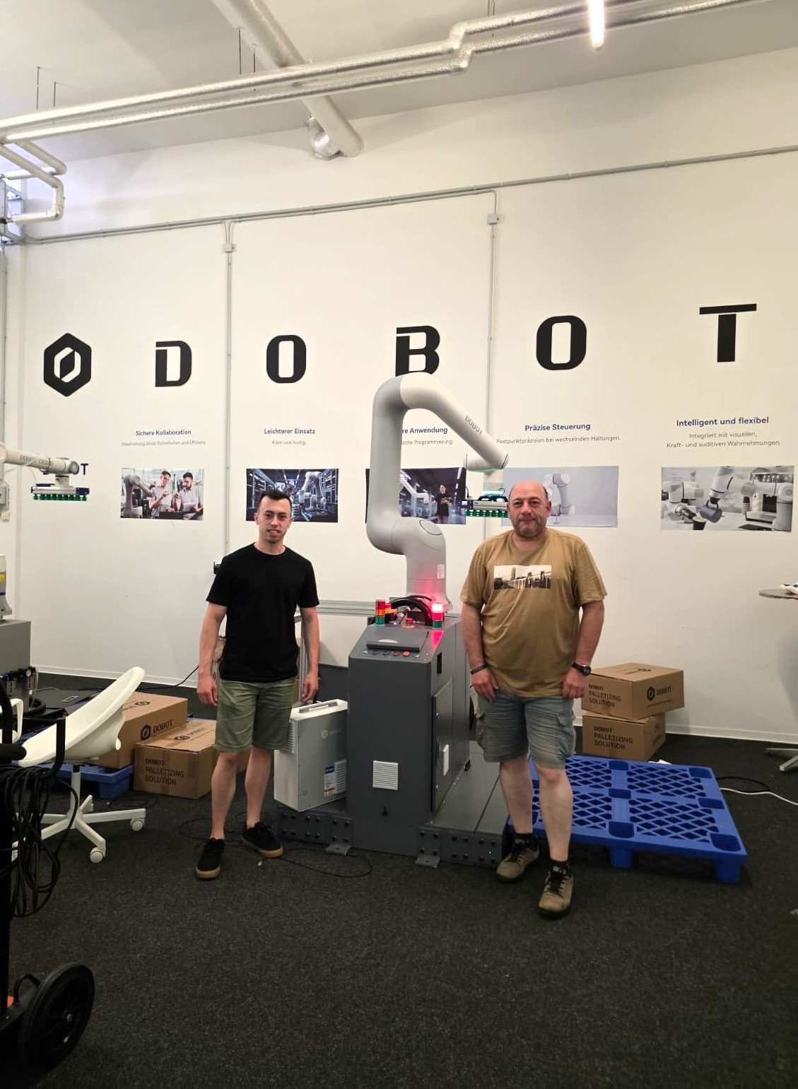 Armando e Isaías en las instalaciones de Dobot Robotics