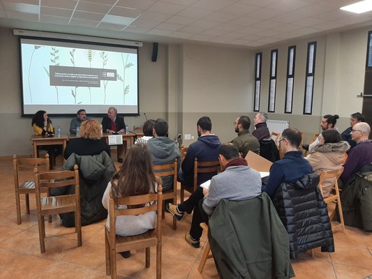 Mesa redonda en Ventosa
